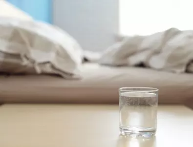 Ето защо НИКОГА не трябва да оставяте чаша вода до леглото