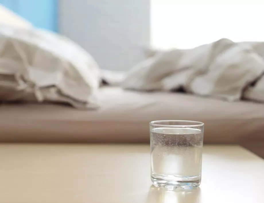 Ето защо НИКОГА не трябва да оставяте чаша вода до леглото