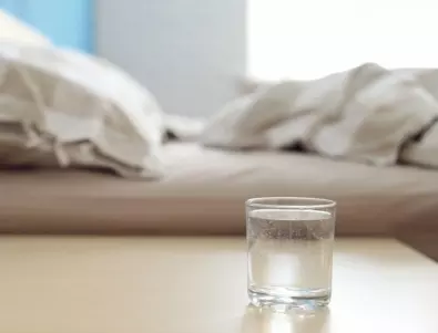 Лекар каза защо НИКОГА не трябва да оставяте чаша вода до леглото през лятото