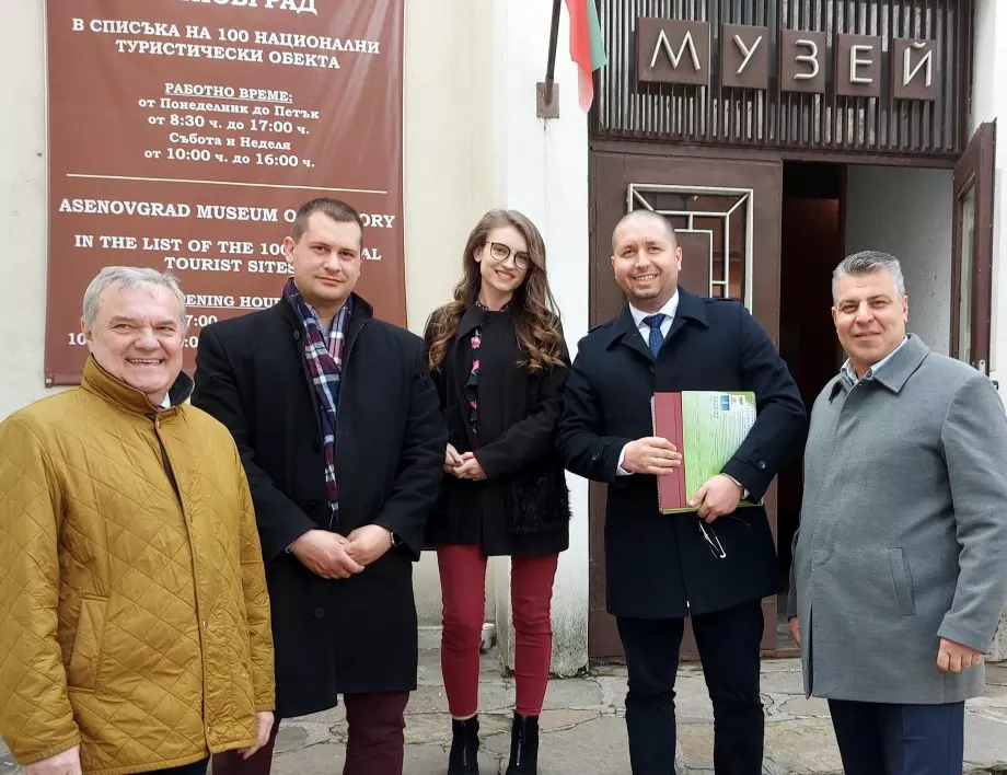 От АБВ подариха патриотичен календар на културни институции в Асеновград