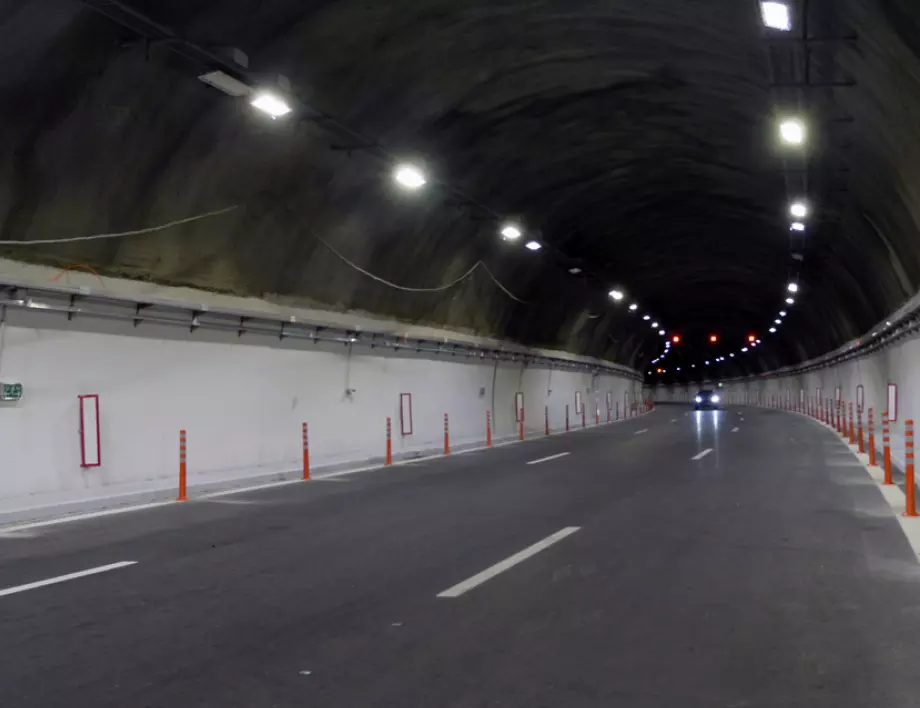 От 13 ч. днес се спира движението в тръбата за Бургас на тунел „Траянови врата“ 