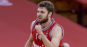 Александър Везенков тъжен зарази лошата форма на Олимпиакос