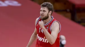 Блестящ Везенков поведе Олимпиакос към триумф на турнир в Кипър