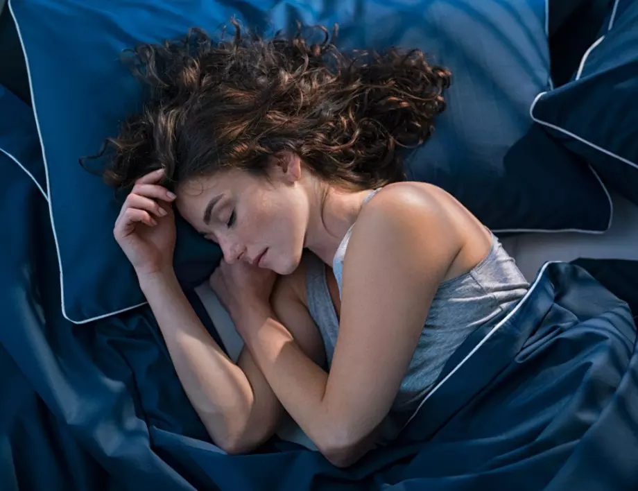 Какво показва начина, по който спите с половинката си за вашата връзка