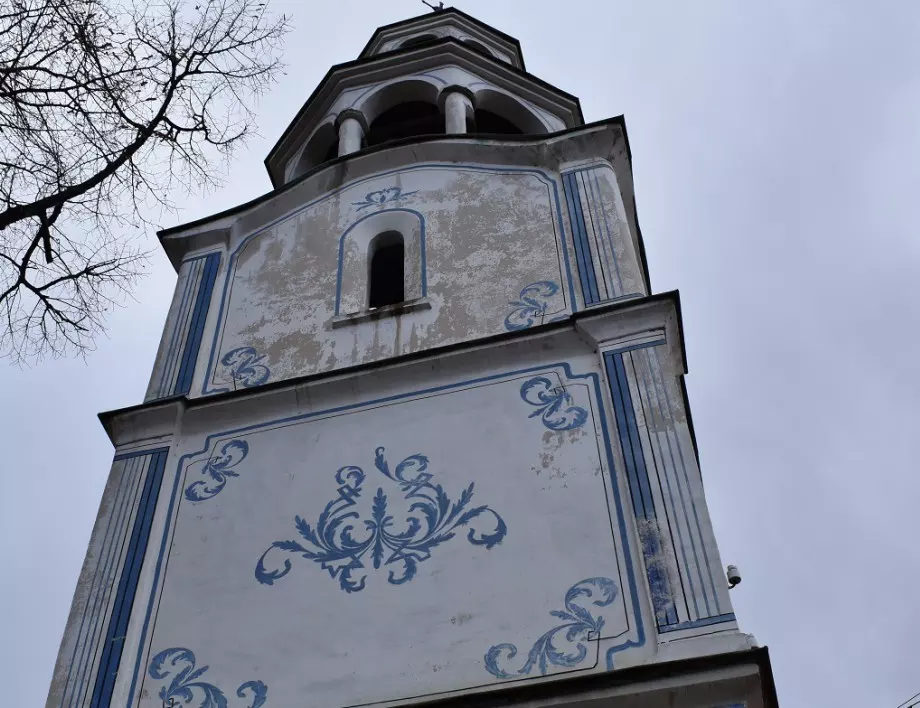 Реставрират старинни часовници с камбанарии на църкви в Асеновград