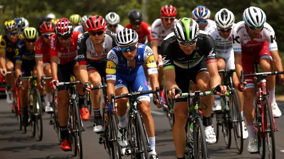 Нелепа грешка на Ван Аерт донесе победата на Годю в етап 3 от “Критериума”