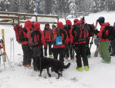 Председателят на Планинската служба: Гадаем и стреляме напосоки в търсенето на изчезналия сноубордист