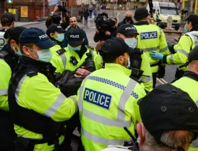 Бой и ранени полицаи в Англия - заради нов закон за ограничаване на протестите (ВИДЕО)