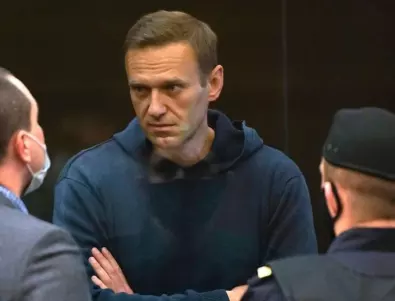 Не пускат лекарите на Навални при него