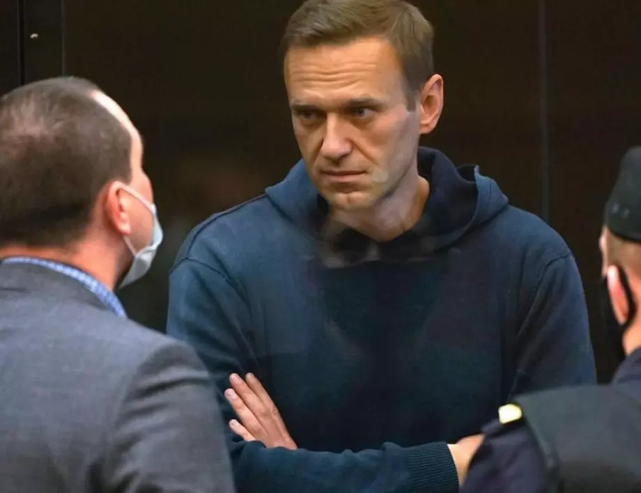 Сложиха копие на килията на Навални до руското посолство в Берлин (СНИМКИ)