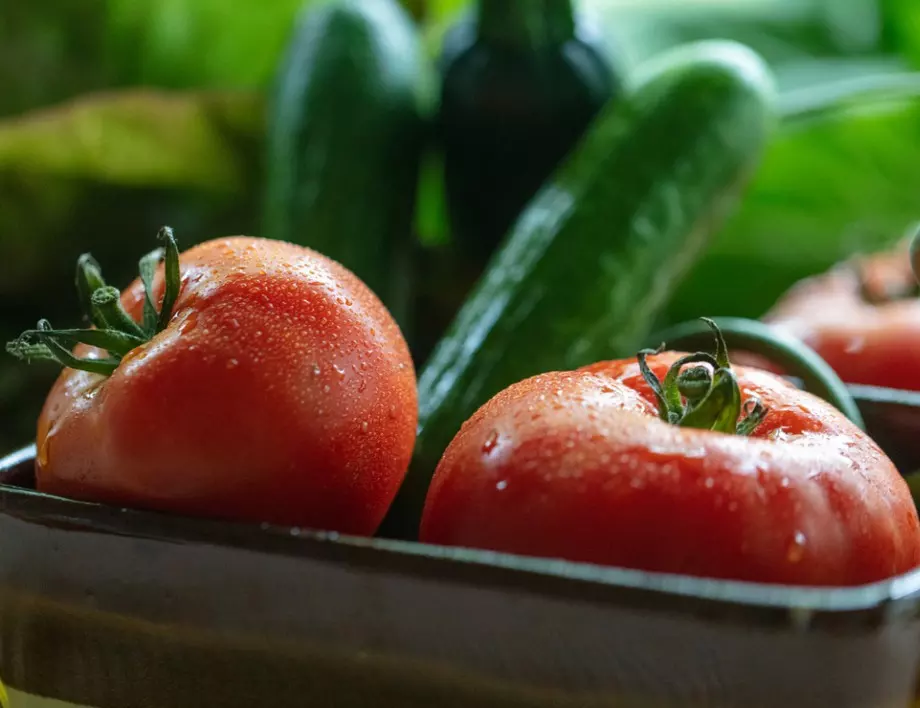 Защо никога не трябва да съхраняваме домати и краставици заедно