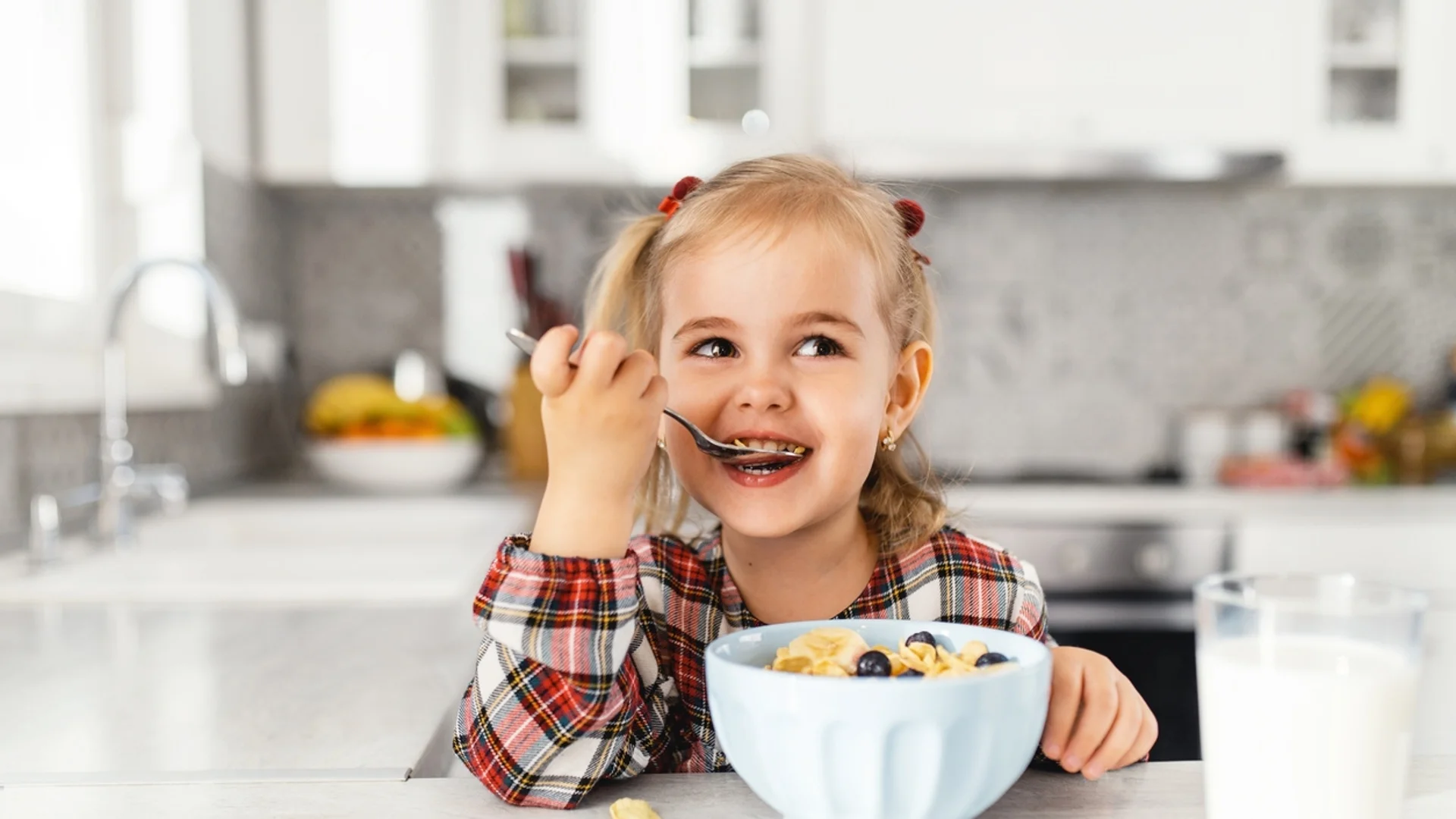 Здравето е в риск: 11 храни, които не трябва да се дават на деца 