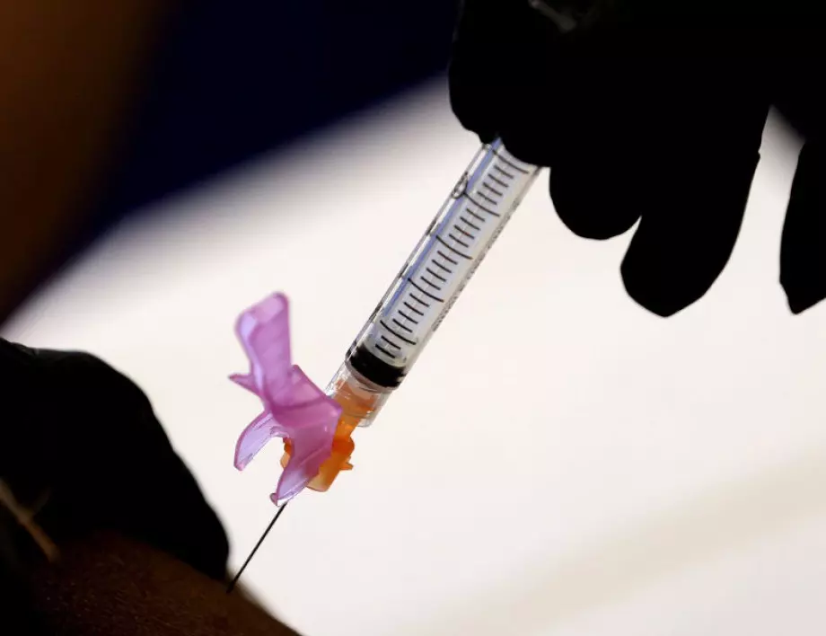 Япония изтегля ваксини на "Модерна" заради открити неизвестни вещества