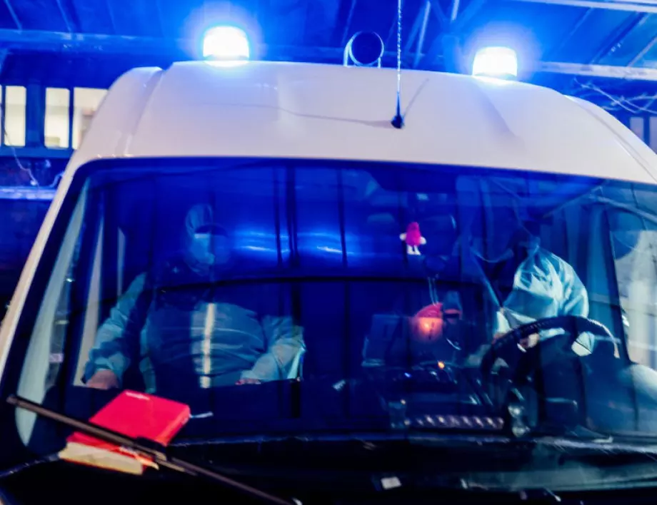 "Караше бързо и ни препречи пътя": Говори лекарят, който оцеля при катастрофата с линейка край Сливен