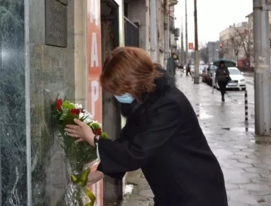 Цветя за паметта на Левски от кмета на Казанлък