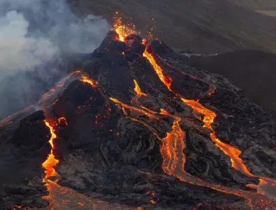 Вулканът Мерапи в Индонезия изхвърли пепел на 1 км височина (СНИМКИ)