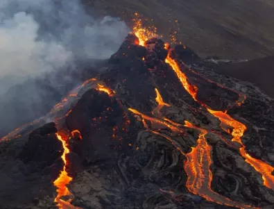 На Канарските острови: Вулканът пак изригна, отмениха всички полети
