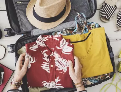 Разберете как най-практично и лесно се сгъват дрехи в куфар