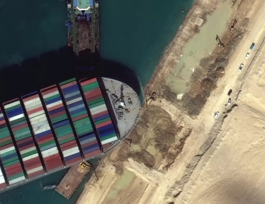 Египет реши: Заседналият в Суецкия канал контейнеровоз ще бъде разтоварен