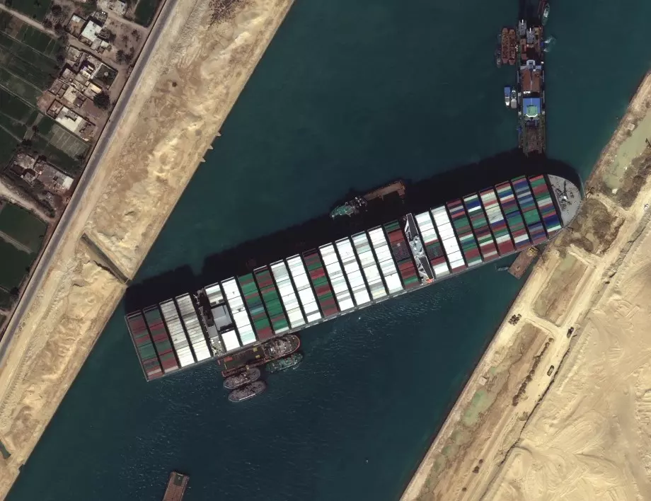 Около 370 кораба чакат от двете страни на блокирания Суецки канал