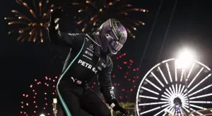 Люис Хамилтън стартира сезона със спорна победа в Бахрейн