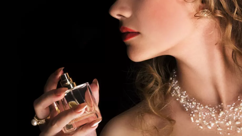 Коко Шанел представя легендарния парфюм Chanel No. 5