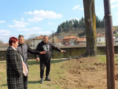 Започна изграждането на спортна площадка в село Български извор