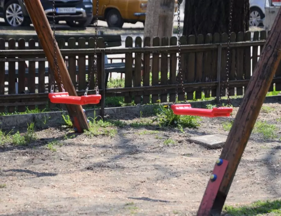 Община Видин подменя счупени люлки на детски площадки