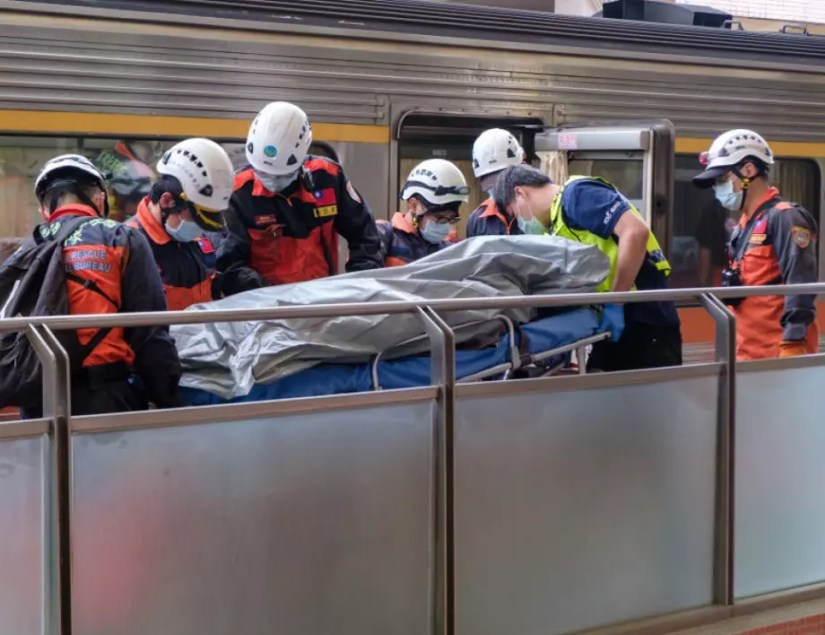 Инцидент с блъснати от влак мигранти във Франция взе жертва 