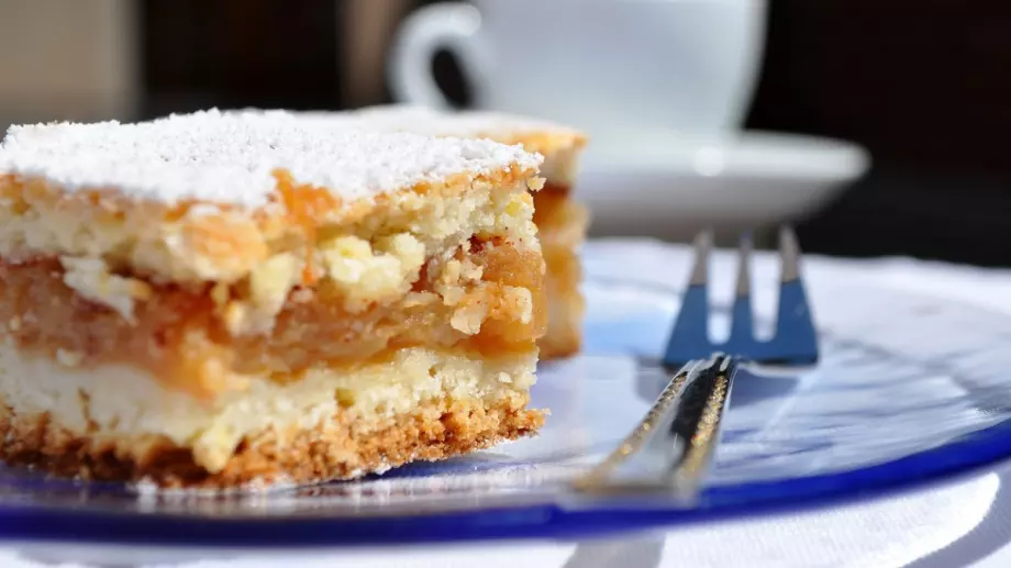 Евтин ябълков сладкиш с малко съставки