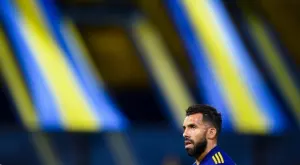 СНИМКА: Карлос Тевес се появи с плитка и синя коса