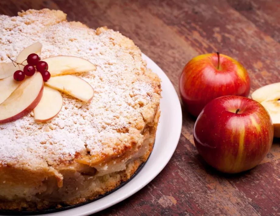 Най-лесният и евтин кекс с ябълки и сливи