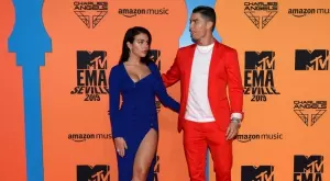 Знае ли Роналдо? Джорджина показа сина им, облечен с екип на Барселона (СНИМКА)