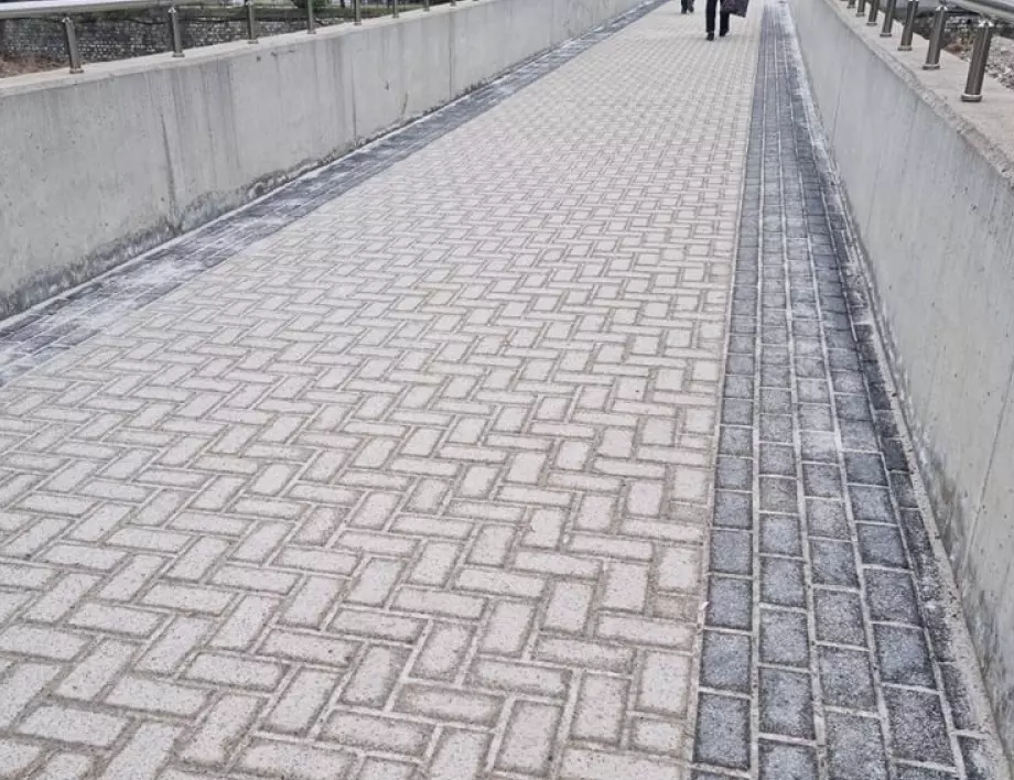 Цялостно ремонтираха настилката и подстъпа на "Пешеходния мост" в Асеновград (СНИМКИ)