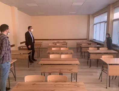 Кметът на Бургас инспектира ремонта на Немската гимназия