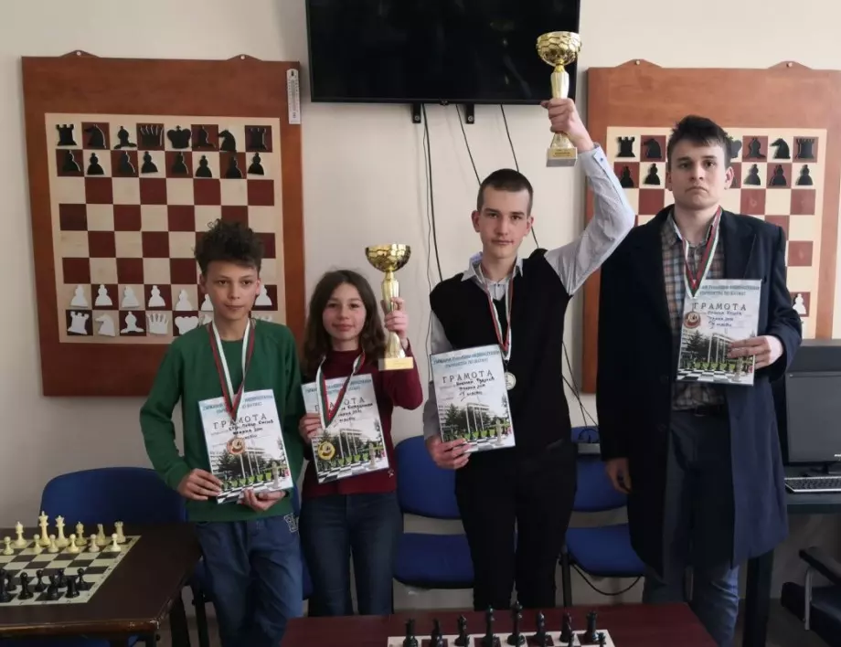 Старозагорски ученици станаха шампиони по шахмат