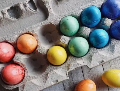 Хитра и нова идея, за още по-красиво боядисани яйца