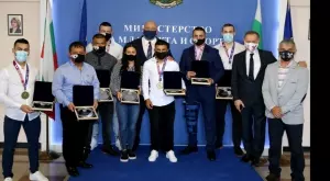 Министър Кралев награди медалистите от Европейското първенство по вдигане на тежести