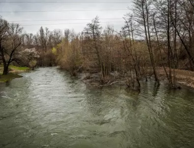 Издирва се 19-годишен младеж, паднал в река Искър край село Чомаковци
