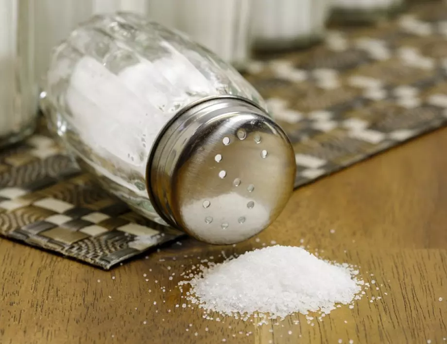 Признаците, че прекалявате със солта