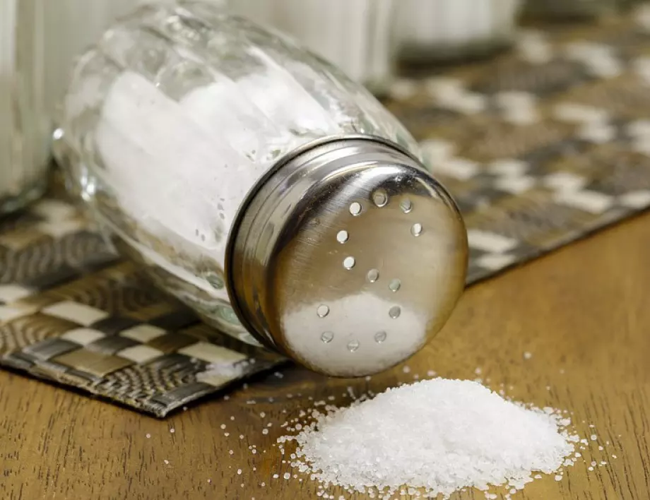 Защо всяка домакиня започна да оставя по чаша сол в шкафа си? Няма да повярвате като разберете каква е причината!