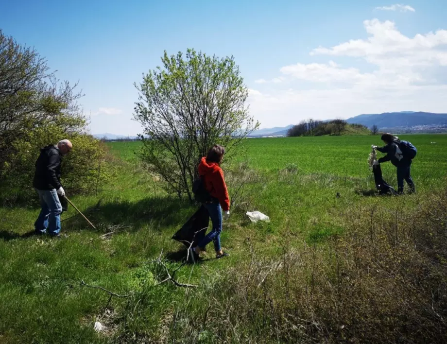 Общински служители почистват край язовир "Копринка" в Казанлък