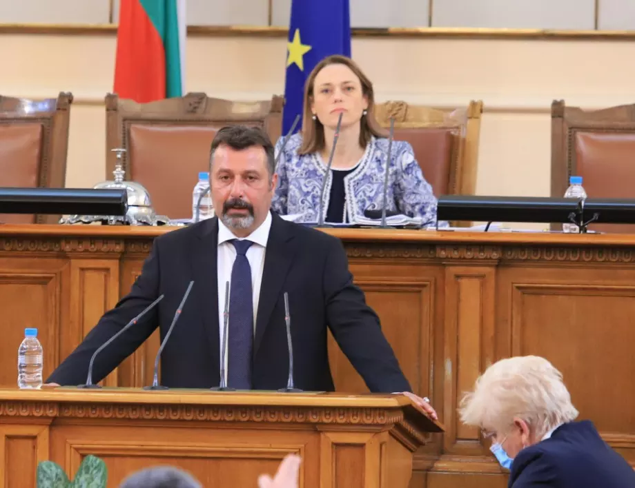 Филип Станев: Борисов събира министри в къщата си в Банкя, а ГЕРБ саботира работата на парламента