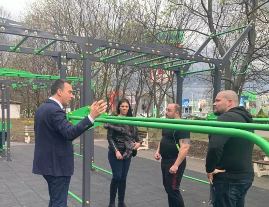 Теренът край бл.16 в к-с „Славейков“ в Бургас се превърна в хубав малък парк с детска и спортна зона