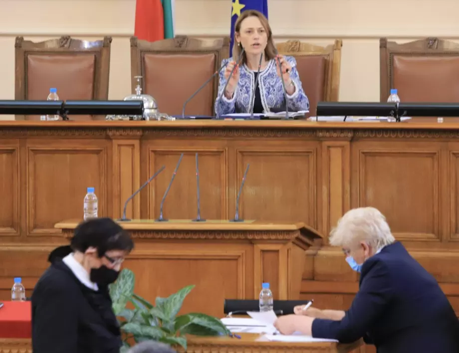 Ива Митева прекрати пленарното заседание след скандали, отекнаха викове "Оставка"