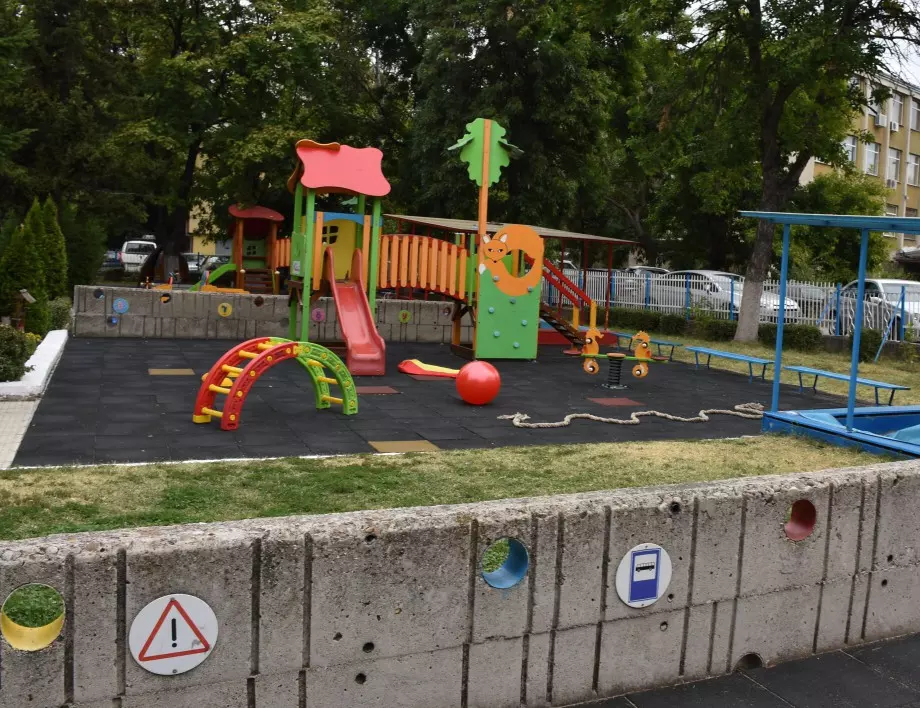 Изграждат детски и спортни площадки в дворни пространства на пловдивски училища