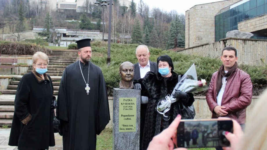 Паметник на „родопския славей“ Радка Кушлева откриха в Смолян