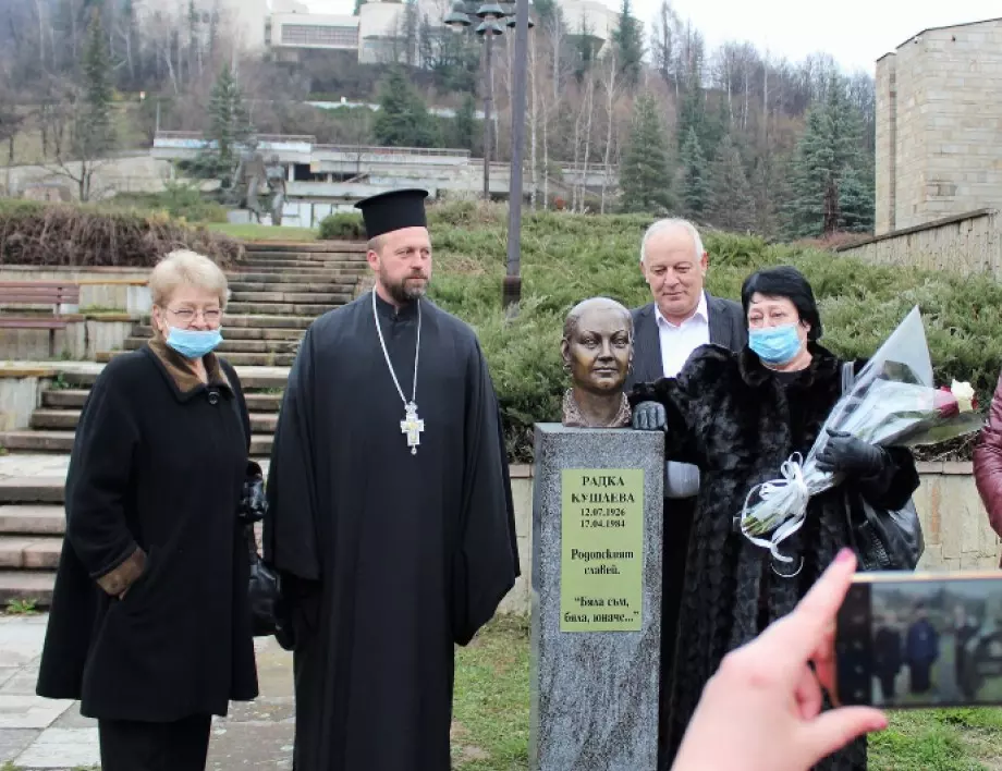 Паметник на „родопския славей“ Радка Кушлева откриха в Смолян