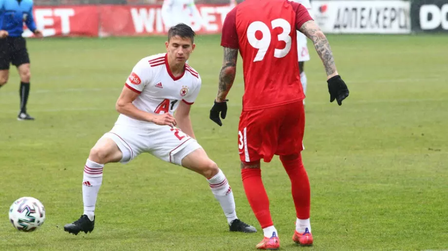 ЦСКА изпраща футболист под наем в друг клуб от Първа лига?