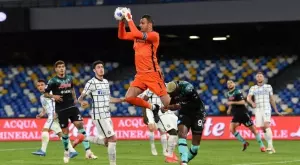 Интер сменя 37-годишния Самир Ханданович с вратаря на Аякс, който е наказан за допинг